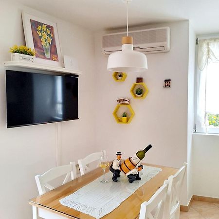 Apartment Megi In Supetar Historical Core Exterior photo