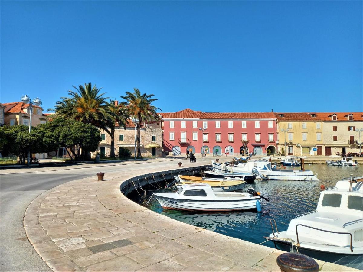 Apartment Megi In Supetar Historical Core Exterior photo